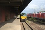 Die Class 66 von Ascendos Rail Leasing steht abgestellt an der Laderampe des Aachen-Westbahnhofes bei Sonne.