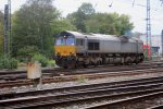 Die Class 66 DE6607 von Crossrail rangiert in Aachen-West bei Sonne und Wolken.