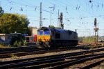 Die Class 66 DE6302 von DLC Railways rangiert in Aachen-West bei Sonne.