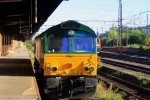 Die Class 66 PB17 von Ascendos Rail Leasing und der Rurtalbahn steht abgestellt in Aachen-West an der Laderampe bei Sonne.