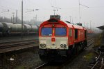 Die Class 66 DE6314  Hanna  von Crossrail steht abgestellt an der Laderampe in Aachen-West bei Nieselregen.