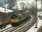 Laut drhnend und nur mit Schrittgeschwindigkeit zieht Clas66 PB14 am 09.02.2012 einen Containerzug durch die letzte Kurve der Montzenrampe vor dem Gemmenicher Tunnel von Aachen West nach Belgien.