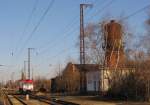 Am 20.02.2012 wartete die HGK DE 672 (92 80 1266 072-8 D-HGK) neben dem alten Wasserturm in Grokorbetha auf neue Aufgaben.