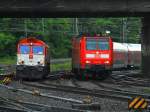 Die Class66 PB13 von Crossrail sieht fast zierlich neben der 146 022 aus, die mit einer Dosto Garnitur am Haken unter der Brcke Turmstrasse am 16.05.2012 auf der KBS 485 durch Aachen West nach  Bitte