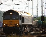 Die Class 66 DE6302 von DLC Railways rangiert in Aachen-West in der Abendstimmung am 11.6.2012.