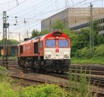 Die Class 66 DE6310  Griet  von Crossrail rangiert in Aachen-West in der Abendstimmung am 13.6.2012.