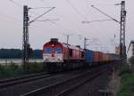 Am Abend des 26.Juli 2012 kommt die Crossrail 266 281-5 mit einem Containerzug nahe des Bahnbergang Lerchenfeldstrae bei Anrath ber die Kbs 425 in Richtung Viersen gefahren.