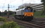 Die Class 66 DE6307 rangiert in Aachen-West am Abend des 27.9.2012.