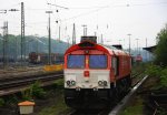 Die Class 66 DE6311  Hanna  von Crossrail steht abgestellt an der Laderampe in Aachen-West bei Regenstimmung am Abend des 7.5.2013.