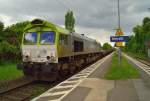 Hier fhrt die Captrain 6605/ 266 016 mit einem Alubrammenzug in Richtung Rheydt durch Herrath.24.5.2013