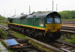 Die Class 66 PB15 von Railtraxx BVBA steht in Aachen-West an der Laderampe bei Regenwetter am 26.5.2013.