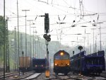 Die Class 66 DE6306 von DLC Railways fhrt als Lokzug aus Aachen-West nach Montzen(B) bei der Ausfahrt von Aachen-West und fhrt in Richtung Belgien bei strmenden Regen am Abend vom 29.5.2013.