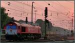 Abendrot nicht nur am Himmel ber den Aachener Westbahnhof.Auch auf dem Gleis rangiert gerade etwas Rotes.