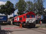 Nein, er schiebt nicht - Nachdem der Bahnmitarbeiter die Staenberquerung gesichert hatte, stieg er auf bzw. in die DE 672 der HGK, die zur Abholung der leeren Kesselwagen in das Tanklager im Industriegebiet Ulm-Donautal fhrt (15.08.2013).