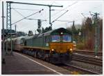 Die PB 19 Ascendos Rail  geleast von der HGK (Häfen und Güterverkehr Köln AG) als DE 678, eine Class 66 (GM-EMD JT42CWR), durchfährt am 11.12.2013 mit einem Schüttgutwagen-Zug den Bahnhof Betzdorf/Sieg in Richtung Köln. 

Die Class 66 wurde 2002 von EMB unter der Fabriknummer 20018360-9 gebaut.