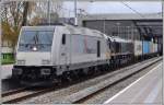 BR 1 285 Rheincargo DE804 mit einer Class 66 im Schlepp durchfährt den Rotterdamer Hauptbahnhof.