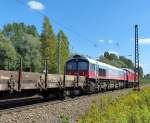 Eine HHPI Class66 lässt sich am 28.08.2014 von 233 510 durch Leipzig-Thekla ziehen.