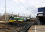 Die Class 66 V266/PB10 und die V206 beide von der Rurtalbahn und kommen mit einem Kurzen Bleizug aus Antwerpen-Lillo(B) nach Stolberg-Hammer und fahren in Aachen-West ein.
Aufgenommen vom Bahnsteig in Aachen-West bei schönem Sonnenschein am Kalten Nachmittag vom 27.2.2015.