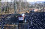 Die Class 66 DE6312  Alix  von Crossrail steht mit Motor an und im Hintergrund stehen zwei Class 66 DE6314  Hanna  von Crossrail und die DE6307 von DLC-Railways stehen auf dem Abstellgleis in