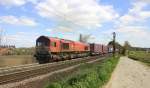 Die Class 66 DE6302 Federica von Crossrail kommt mit viel  Qualm  die Gemmenicher-Rampe hochgefahren aus Richtung Aachen-West in Richtung Montzen/Belgien mit einem langen Containerzug aus Ludwigshafen