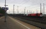 Die Class 66 DE6313 von Crossrail fährt mit viel Dieselpower mit einem langen Containerzug aus Milano(I) nach Zeebrugge-Ramskapelle(B) bei der Ausfahrt aus Aachen-West und fährt in Richtung