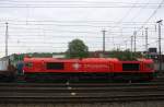 Die Class 66 DE6313 von Crossrail fährt mit viel Dieselpower mit einem langen Containerzug aus Milano(I) nach Zeebrugge-Ramskapelle(B) bei der Ausfahrt aus Aachen-West und fährt in Richtung