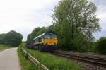 Die Class 66 PB17 von der Rurtalbahn und kommt die Gemmenicher-Rampe herunter nach Aachen-West mit einem Kurzen Kupferleerzug aus Olen(B) nach Hegyeshalom(H).
Aufgenommen an der Montzenroute am Gemmenicher-Weg.
Bei Sonne und Wolken am Abend vom 18.5.2015.