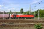 Die Class 66 DE6311  Hanna  von Crossrail fährt mit viel Dieselpower mit einem   langen Containerzug aus Milano(I) nach Zeebrugge-Ramskapelle(B) bei der Ausfahrt aus Aachen-West und fährt in