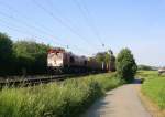 Die Class 66 DE6312  Alix  von Crossrail kommt mit viel Dieselpower die Gemmenicher-Rampe hochgefahren aus Richtung Aachen-West in Richtung Montzen/Belgien mit einem langen Containerzug aus Milano(I)