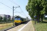 Die Class 66 PB06 der RRF kommt mit viel Dieselpower mit einem langen Kalkzug aus Hermalle-Huy(B) nach Veendam(NL) und fährt durch Geleen-Lutterade und fährt in Richtung Sittard(NL).