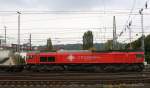 Die Class 66 PB13  Ilse  von Crossrail fährt mit viel Dieselpower mit einem Silozug aus Augsburg(D) nach Herentals(B) bei der Ausfahrt aus Aachen-West in Richtung Montzen/Belgien. Aufgenommen vom Bahnsteig in Aachen-West. Bei Sonne und Regenwolken am 18.10.2015.