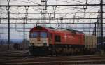 Die Class 66 PB03  Mireille  von Crossrail  steht mit einem Containerzug in Montzen-Gare(B).