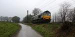 Die Class 66 266 035-5 von Railtraxx kommt als Lokzug aus Montzen(B) die Gemmenicher-Rampe herunter nach Aachen-West.
Aufgenommen an der Gemmenicher-Rampe am Gemmenicher-Weg an der Montzenroute. 
Bei Niselregen am Mittag vom 23.1.2016.