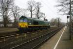 Die Class 66 PB18 von der Rurtalbahn-Cargo  kommt aus Richtung Aachen-West,Laurensberg,Richterich und fährt durch Kohlscheid und fährt als Lokzug aus Aachen-West nach Oberhausen-West in Richtung Herzogenrath,Hofstadt,Finkenrath,Rimburg,Übach-Palenberg,Zweibrüggen,Frelenberg,Geilenkirchen,Süggerrath,Lindern,Brachelen,Hückelhoven-Baal,Baal,Erkelenz,Herrath,Beckrath,Wickrath. 
Aufgenommen von Bahnsteig 2 in Kohlscheid.
Bei Wolken am Kalten Nachmittag vom 18.3.2016.