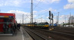 Die Class 66 RL002/V270 von der Rurtalbahn-Cargo fährt mit viel Dieselpower mit einem  ARS-Autologistikzug aus Bremen(D) nach Zeebrugge(B) bei der Abfahrt aus Aachen-West und fährt in Richtung Montzen/Belgien. Aufgenommen vom Bahnsteig in Aachen-West. 
Bei Sonne und Wolken am Nachmittag vom 4.4.2016.