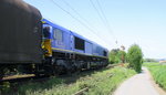 Ein Blick auf die Class 66 266 026-4 von Railtraxx.
Sie kommt die Gemmenicher-Rampe herunter nach Aachen-West mit einem Coilzug aus Antwerpen-Waaslandhaven(B) nach Linz-Voestalpine(A). 
Aufgenommen an der Montzenroute am Gemmenicher-Weg.
Bei Sommerwetter am Nachmittag vom 12.5.2016.