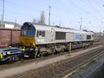 Eine Class 66 der DLC steht mit einem Gterzug am Bahnhof Aachen West (Aufgenommen aus dem fahrenden RE 4 mit Silberlingen) am 12.04.07