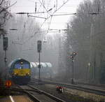 Die Class 66 PB04 von B-Logistics kommt aus Richtung Aachen-West mit einem schweren Kalkzug aus Hermalle-Huy(B) nach Oberhausen-West(D) und fährt  durch Kohlscheid in Richtung