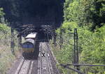 Die Class 66 266 031-4 von Railtraxx kommt aus dem Gemmenicher-Tunnel raus mit einem Containerzug aus Genk-Haven(B) nach Köln-Eifeltor(D)  und fährt nach Aachen-West und rollt die