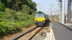 Die Class 66 266 024-9 von Railtraxx kommt mit viel Dieselpower mit einem langen Containerzug aus Köln-Eifeltor(D) nach Genk-Haven(B) und kommt aus Richtung