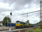 Die Diesellokomotive  PB08  zieht Anfang Juli 2019 einen Güterzug durch den Bahnhof von Altenbeken.