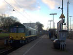 Die Class 66 PB17 von der Rurtalbahn-Cargo fährt als Lokzug aus Aachen-West in Richtung Montzen/Belgien.
Aufgenommen am Bahnsteig in Aachen-West.
Bei Sonne und Wolken am Nachmittag vom 3.12.2019.