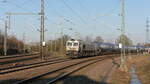 RheinCargo dieselt am 23.03.2022 mit einer Class 66 und einem Kesselzug von Durlach kommend in den Karlsruher Güterbahnhof.