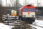 Die Class 66 DE6302  Federica  von Crossrail steht im Schnee in Aachen-West und  der Lokführer startet den Motor am 18.1.2013.