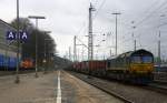 Die Class 66 PB20 von Railtraxx BVBA steht mit Motor aus in Aachen-West mit einem langen Containerzug von Aachen-West nach Belgien.