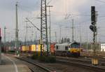 Die Class 66 266 035-5 von Railtraxx steht mit Motor aus in Aachen-West mit langen Containerzug und wartet auf die Abfahrt nach Belgien.