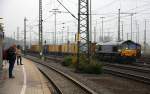 Die Class 66 266 035-5 von Railtraxx steht mit Motor aus in Aachen-West mit einem Containerzug und wartet auf die Abfahrt nach Belgien.