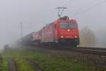 185 585-7 und DE 672 (266 072-8) von HGK sind am 27.10.15 mit einen Kesselzug bei Thüngersheim unterwegs.