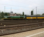 Die Class 66 PB18 von der Rurtalbahn-Cargo kommt  Montzen/Belgien mit einem ARS-Autologistikzug aus Zeebrugge(B) nach Bremen(D) und fährt in Aachen-West ein.