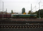 Die Class 66 PB04 von Crossrail fährt mit viel Dieselpower mit einem Güterzug  Milano(I) nach Zeebrugge-Ramskapelle(B) bei der Ausfahrt aus Aachen-West und fährt in Richtung